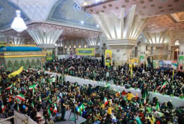 قیام نوجوانان آرمانی در مرقد امام خمینی(ره)؛ پیام قدرت به مستکبران 