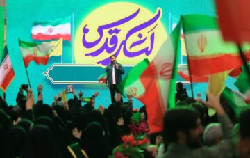 صحنهی شکوهمند آغاز در آستانهی دههی فجر، مرقد مطهر امام خمینی (ره) شاهد شکوهی دیگر بود. نوجوانان آرمانی لشکر قدس، با چهرههایی مصمم و دلهایی سرشار از عشق به آرمانهای انقلاب، صفهای فشردهای تشکیل دادند. این تصویر، نه یک گردهمایی معمولی، که طلیعهای از قیامی نرم و معنوی بود؛ قیامی که نسل نوجوان امروز را به میدان مبارزهی فرهنگی و اعتقادی کشاند.