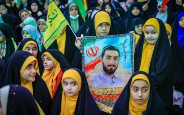 قیام نوجوانان آرمانی در مرقد امام خمینی(ره)؛ پیام قدرت به مستکبران 