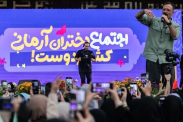 سومین اجتماع باشکوه «دختران آرمانی» با یاد شهدای مدرسه میناب برگزار شد