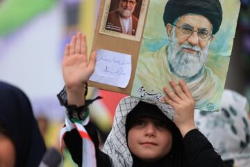 اجتماع دختران آرمانی در میدان آئینی امام حسین(ع) همزمان با میلاد حضرت معصومه(س) و روز دختر