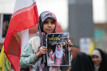 اجتماع دختران آرمانی در میدان آئینی امام حسین(ع) همزمان با میلاد حضرت معصومه(س) و روز دختر