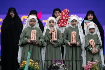 اجتماع دختران آرمانی در میدان آئینی امام حسین(ع) همزمان با میلاد حضرت معصومه(س) و روز دختر