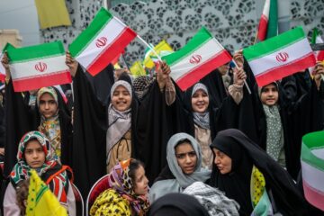 اجتماع دختران آرمانی در میدان آئینی امام حسین(ع) همزمان با میلاد حضرت معصومه(س) و روز دختر