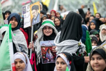 اجتماع دختران آرمانی در میدان آئینی امام حسین(ع) همزمان با میلاد حضرت معصومه(س) و روز دختر