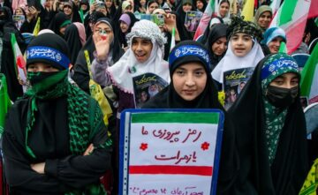 اجتماع دختران آرمانی در میدان آئینی امام حسین(ع) همزمان با میلاد حضرت معصومه(س) و روز دختر