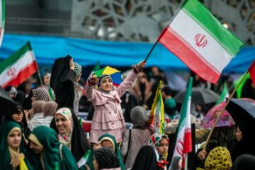 اجتماع دختران آرمانی در میدان آئینی امام حسین(ع) همزمان با میلاد حضرت معصومه(س) و روز دختر
