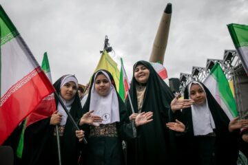 اجتماع دختران آرمانی در میدان آئینی امام حسین(ع) همزمان با میلاد حضرت معصومه(س) و روز دختر