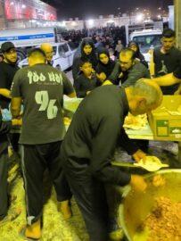 خدمت رسانی مواکب آرمانی منطقه ۱ تهران در پایانه مرزی شلمچه/ پذیرایی روزانه از ۳ هزار زائر اربعین حسینی