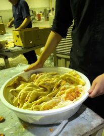 خدمت رسانی مواکب آرمانی منطقه ۱ تهران در پایانه مرزی شلمچه/ پذیرایی روزانه از ۳ هزار زائر اربعین حسینی