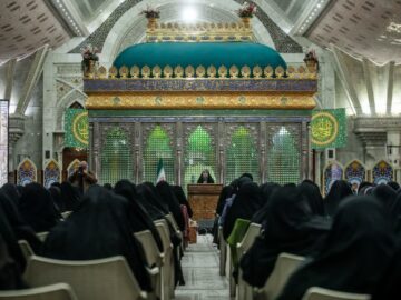 آیین هم‌عهدی بانوان مراکز تعالی ستاد شهید آرمان در حرم‌مطهر امام‌خمینی(ره)