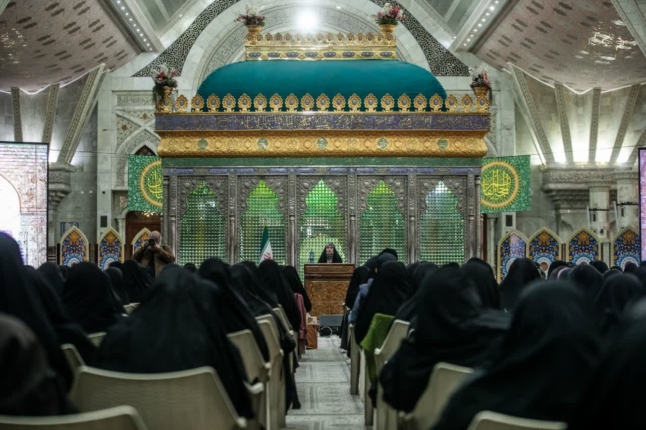 آیین هم‌عهدی بانوان مراکز تعالی ستاد شهید آرمان در حرم‌مطهر امام‌خمینی(ره)